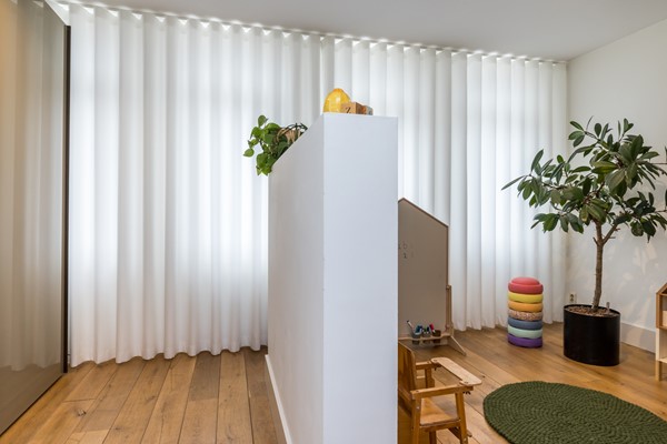 Foto - Verkocht onder voorbehoud: In een rustige en kindvriendelijke woonomgeving staat deze moderne instapklare geschakelde twee-onder-een-kapwoning (bouwjaar 2011) met voldoende woonoppervlakte, garage en tuin.